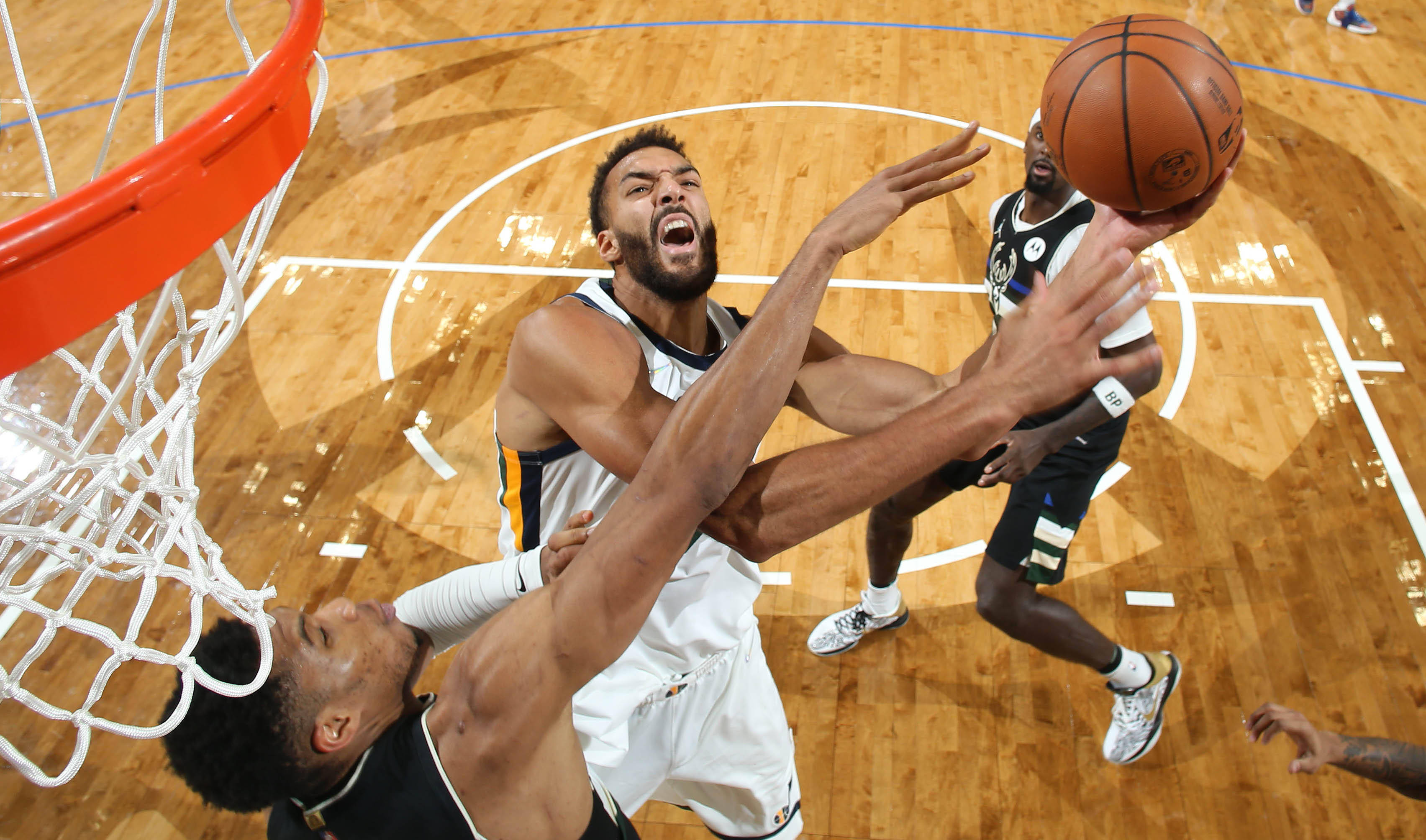 爵士客场击败国王，米切尔贡献27分