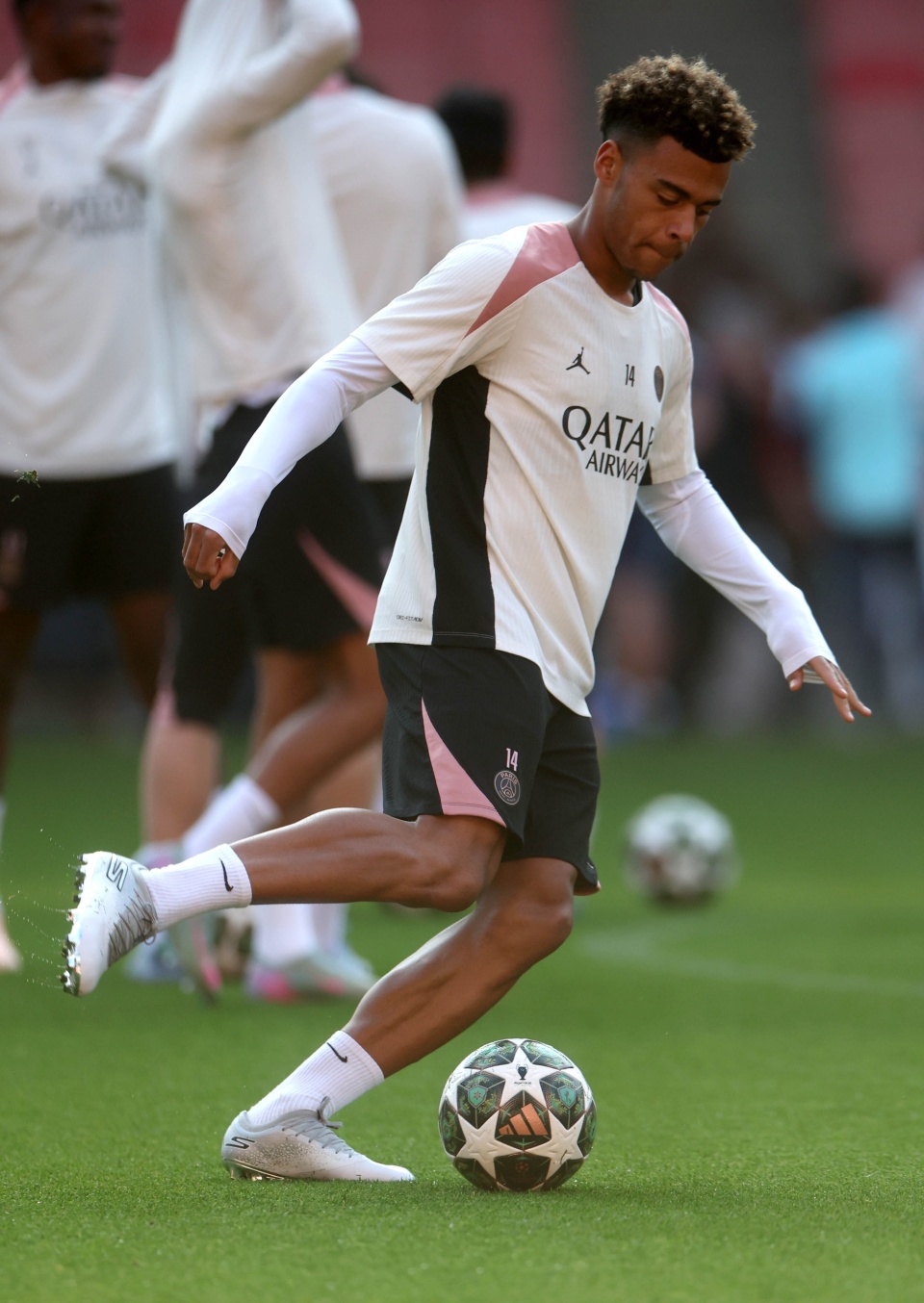 包含法国联赛一触即发,球员备战紧张激烈的词条 包含法国联赛一触即发,球员备战紧张激烈的词条