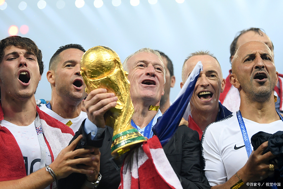 法国队成功捧起本届比赛的冠军奖杯